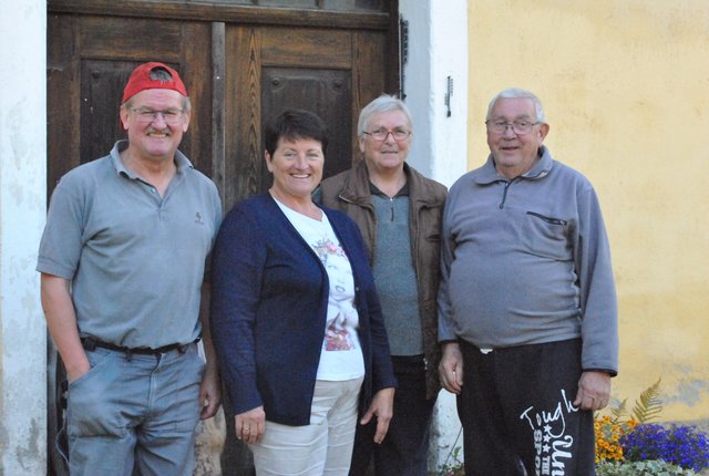<f>Mit Spass</f> presst das Team das Gitschtaler Obst: Udo und Heide Philippitsch mit Helga und Hans-Jürgen Pradella (re.)