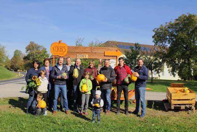 Über die Qualität der regionalen Produkte von Markus und Gerlinde Nadlinger konnten sich GR Riki Sonnleitner und ihre Enkel, StR Andreas Gruber mit Sohn, Sepp Eblinger, Hans Ebner mit Familie, StR Anton Geister und Fraktionsobmann GR Markus Brandstetter machen.