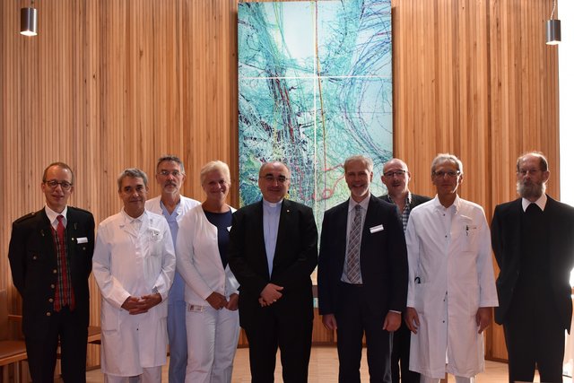 Bischof Krautwaschl und Mitglieder der Klinikleitung in der Kapelle der Klinik Schladming.