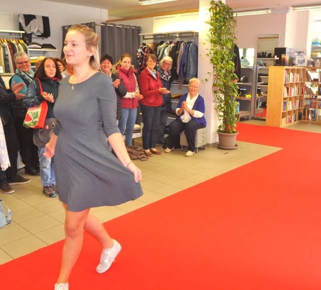 Modenschau von HAK-Schülerinnen. | Foto: Kogler