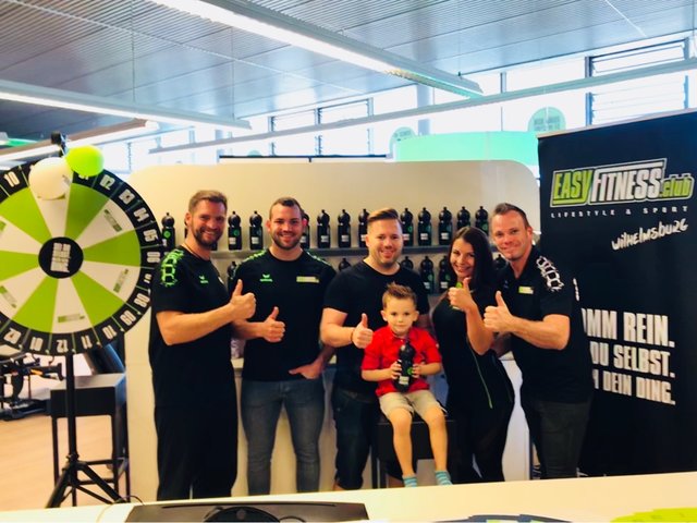 Mit dabei: Die Fitnesstrainer Christian und Florian Weber, der Gewinner des Gewinnspiels Andreas Pepeunig mit seinem Sohn, Fitnesstrainerin Tamara Wuzl.