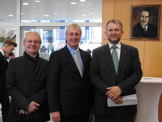 Die Bezirkshauptmannschaft Bruck an der Leitha feierte ihr 150-jähriges Jubiläum und lud zum Tag der offenen Türe. 
v.r.n.l. Bgm. Franz Pennauer (Bad Deutsch Altenburg) mit LAbg. Gerhard Schödinger (Wolfsthal) und BH-Stv. Dominik Clemens Lappel. | Foto: © bme