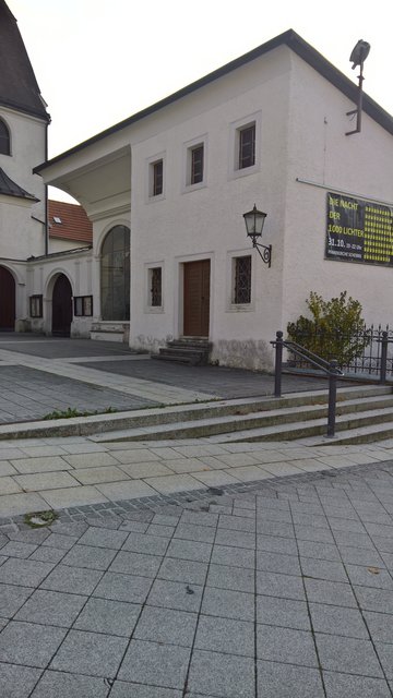 Das ehemalige Totengräber-Haus mit dem Ölberg-Baldachin neben der Pfarrkirche am Scheibbser Rathausplatz.