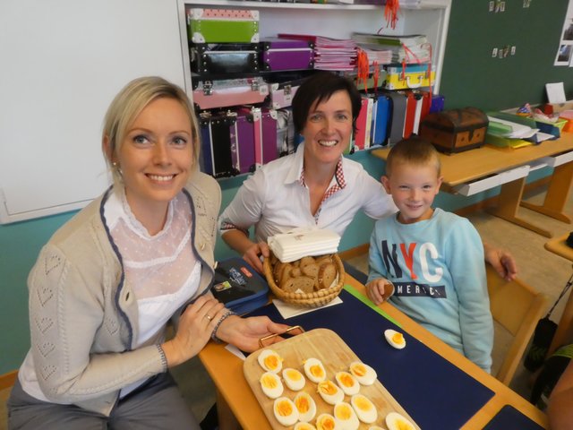 Gerlinde Vater und Katharina Walch zu Besuch in der Volksschule Pregarten.