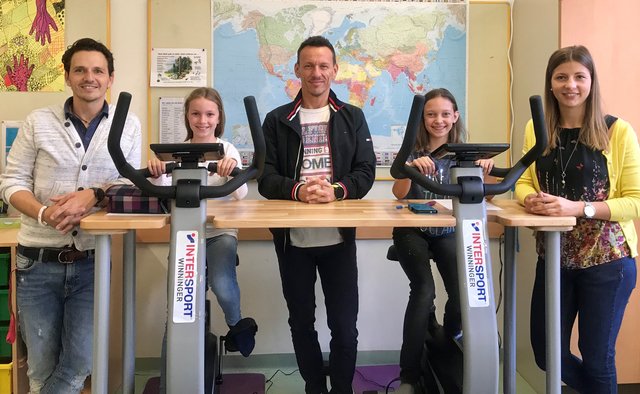 Geschäftsführer Christoph Mayrhofer mit den beiden Klassenvorständen und zwei Radlerinnen.