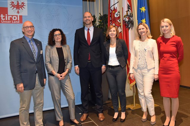 v.li.: Hannes Gstir (Fachbereichsleiter Integration) Ines Bürgler (Vorständin Abt. Gesellschaft und Arbeit), Referent Peter G. Kirchschläger, Integrationslandesrätin Gabriele Fischer, Referentin Margit Kreuzhuber und Innsbrucks Integrationsstadträtin Elisabeth Mayr bei der 9. Tiroler Integrationsenquete.