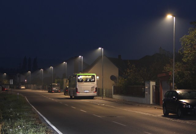 LED-Schein in Enzersfeld: Abendstimmung an der Bahnstraße.