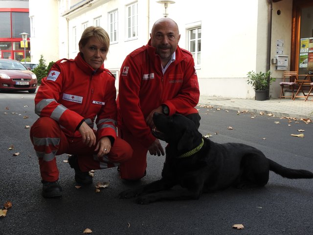 Die Bezirkshauptmannschaft Bruck an der Leitha feierte ihr 150-jähriges Jubiläum und lud zum Tag der offenen Türe.
Elisabeth und Karl Palkowitz mit Rot Kreuz-Mitarbeiter "Giacomo" von der Suchhundestaffel Schwechat. | Foto: © bme