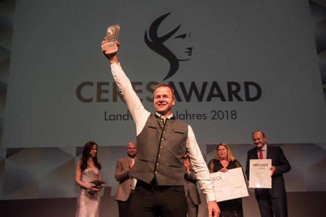 Tobias Ilg, Energielandwirt aus Dornbirn, wird Landwirt des Jahres 2018 und gleichzeitig als Sieger der Kategorie "Energielandwirt" ausgezeichnet.