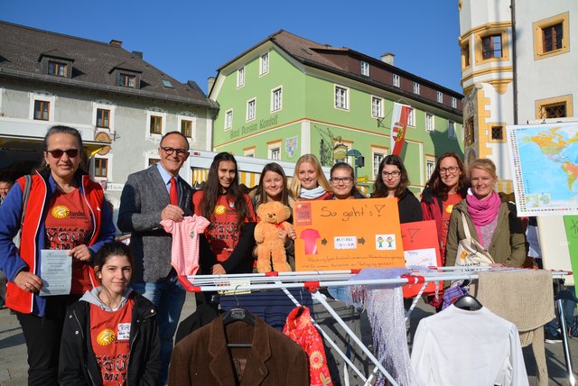 Schülerinnen und Schüler der HAK Tamsweg beschäftigten sich mit dem Lebensweg von Kleidung