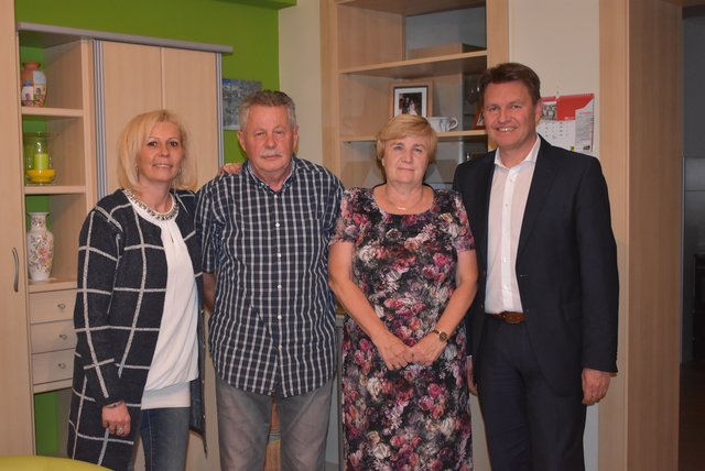 Vizebürgermeisterin und Ortsparteiobfrau Birgit Grafl, Geburtstagskind Franz Eigner, Gattin Henriette Eigner und Bürgermeister Erich Trummer;