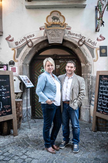 Das Gastronomie-Ehepaar Christian und Beatrice Walch will das Auracher Löchl unter Beibehaltung des bestehenden Gesamtkonzepts weiterführen.
