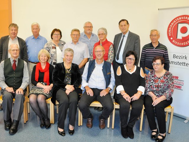 (v.l.n.r.): sitzend: Franz Leonhartsberger, Waltraud Niederleithner, Bezirksvorsitzende Erna Petroczy, Franz Dürrer, Ulrike Oberleitner, Gertraud Auer; stehend: Friedrich Randa, Karl Heinz Gröbl, Ulrike Gangl, Gerhard Moser, Franz Desch, Hilde Pfaffelmayer, der Landesvorsitzende des Pensionistenverbandes, Dr. Hannes Bauer und Otto Kranzl