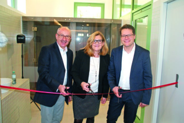Das Einsiedlerbad wurde durch die Bezirksvorsteherin Susanne Schaefer-Wiery, dem Wiener Bäderchef Hubert Teubenbacher (l.) und Stadtrat Jürgen Czernohorszky (r.).