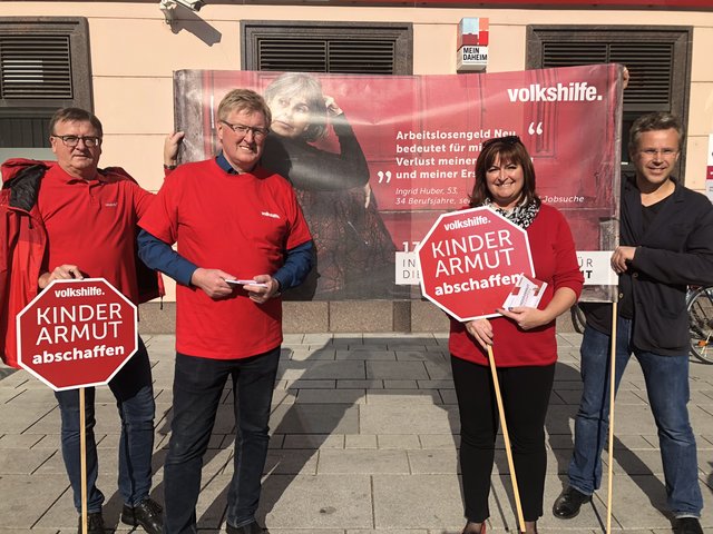 Die Volkshilfe Wels-Kirchdorf mit ihrem Vorsitzenden Stadtrat Johann Reindl-Schwaighoffer (mitte links) und der stellvertretenden Vorsitzenden Nationalratsabgeordnete Petra Wimmer (mitte rechts)