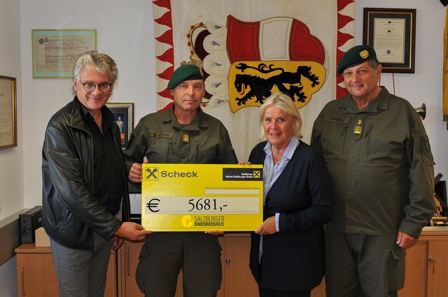 Der Organisator des SalzArt-Festivals Oberndorf Reinhold Wieser, Militärkommandant Brigadier Anton Waldner, Kinderkrebshilfe-Obfrau Heide Janik und Militärkapellmeister Oberst Professor Ernst Herzog bei der Scheckübergabe