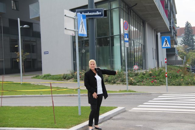Bezirksvorsteher Stellvertreterin Katharina Krammer ist erfreut über die Fertigstellung des Schulweges.