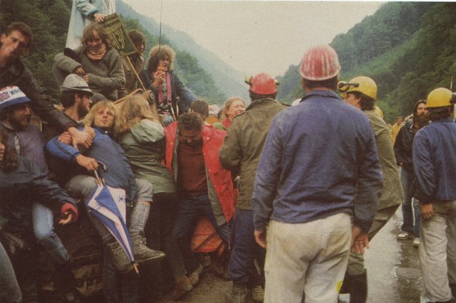Szene vom 27. Juni 1984: Bauarbeiter sollen die Besetzer stürzen und sie von den Maschinen wegzerren. Nach einer halben Stunde ist der – für die Bauarbeiter – ungeglückte Spuk vorbei.