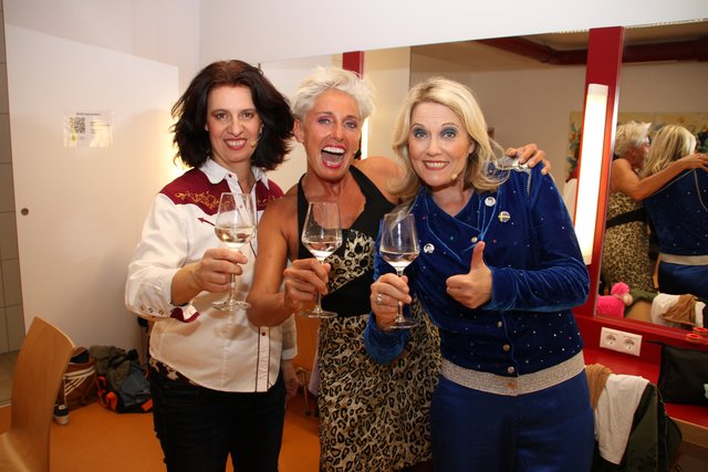 Ein Gläschen in Ehren genehmigten sich Ariane, Helena und Meike.