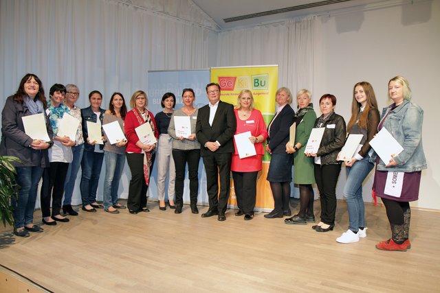 Gesundheitslandesrat Mag. Norbert Darabos; GeKiBU-Projektleiterin Karina Wapp, MA (7. v. l.), und Kindergarteninspektorin Kornelia Berlakovich (8. v. l.) übergaben die Mitgliedsurkunden an die Vertreterinnen der neuen GeKiBu-Kindergärten