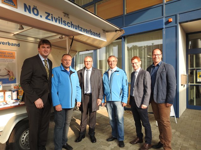 Die Bezirkshauptmannschaft Bruck an der Leitha feierte ihr 150-jähriges Jubiläum und lud zum Tag der offenen Türe.
v.l.n.r.: Bgm. Jürgen Maschl (Schwadorf) mit Wolfgang Janosi (NÖZSV), Leopold Gumprecht (Raika), Heribert Kirchmayer (NÖZSV), Bernd Troant (Raika) und Bgm. Martin Almstädter (Bad Deutsch Altenburg). | Foto: © bme