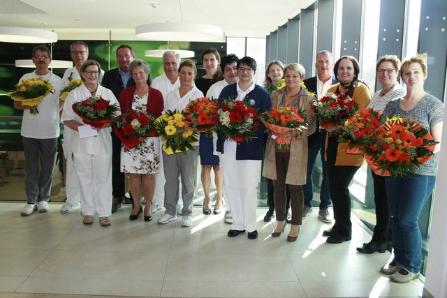 Betriebsjubilare im Landesklinikum Scheibbs: Josef Moser, Rudolf Paumann, Eva Frank, Andreas Zeilinger, Elfriede Feichtegger, Erwin Schwaighofer, Claudia Stoppacher, Andrea Rosenthaler, Helga Schillinger, Margareta Gassner, Rudolf Zeller, Brigitte Röska, Renate Stöger und Heidelinde Zusser.