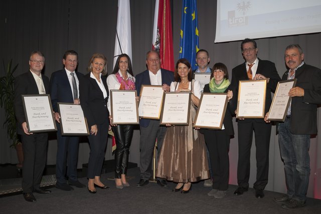 Die VertreterInnen aller ausgezeichneten Betriebe aus dem Bezirk Innsbruck-Land mit LR Patrizia Zoller-Frischauf