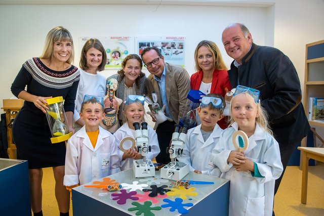 Bernadette Unger (Mitentwicklerin der Spürnasenecke), Kindergarten-Leiterin Carolin Hartl, die Sponsoren Susanna und Günter Klepsch, Anita Wautischer (Wirtschaftskammer Salzburg) sowie Bürgermeister Johann Warter.