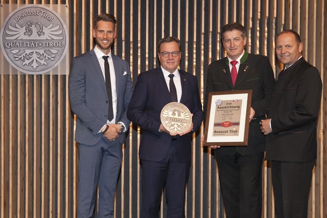Matthias Pöschl (GF AMTirol), LH Günther Platter, KR Josef Hackl (Obmann Sparte Tourismus- und Freizeitwirtschaft der WK Tirol) und LH-Stv. ÖR Josef Geisler (Obmann AMTirol) sind begeistert vom Mehrwert, welcher durch das Projekt "Bewusst Tirol" entsteht.