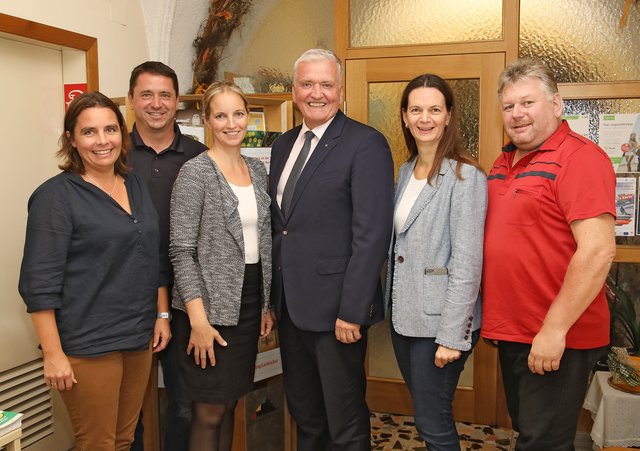 Bild: Herbert Käfer (v.l.n.r.): Geschäftsführende Gmeinderätin Petra Mandl, Tourismusobmann Herbert Zebenholzer, Bürgermeisterin Manuela Zebenholzer, Landesparteivorsitzendender LH-Stv. Landesrat Franz Schnabl, Landtagsabgeordnete Bürgermeisterin Mag.a. Kerstin Suchan-Mayr und Vizebürgermeister Walter Holzknecht