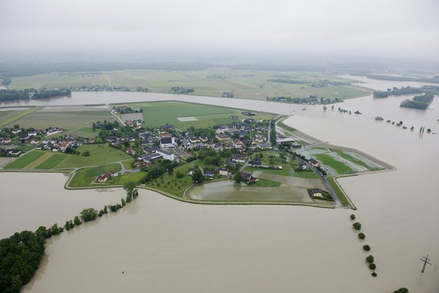 In Mitterkirchen beschädigte das 2002er-Hochwasser fast alle Häuser – 2013 ging es sich dank Damm knapp aus (Bild).