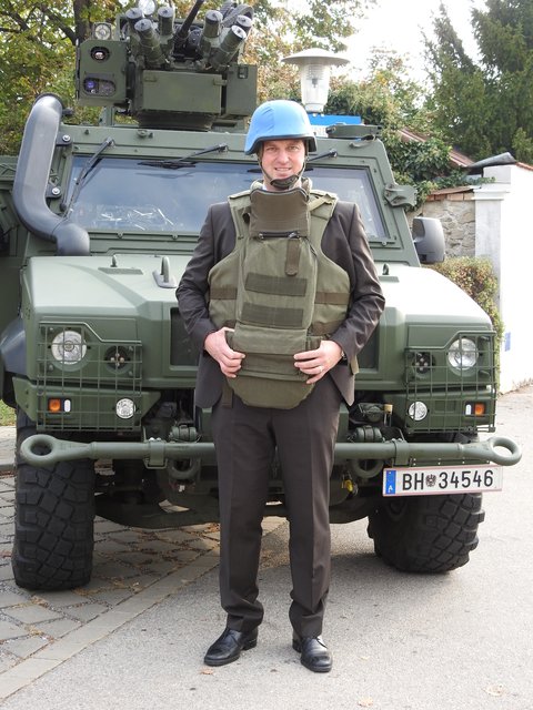 Die Bezirkshauptmannschaft Bruck an der Leitha feierte ihr 150-jähriges Jubiläum und lud zum Tag der offenen Türe.
Bgm. Jürgen Maschl (Schwadorf) mit schussicherer Weste vom Bundesheer. | Foto: © bme