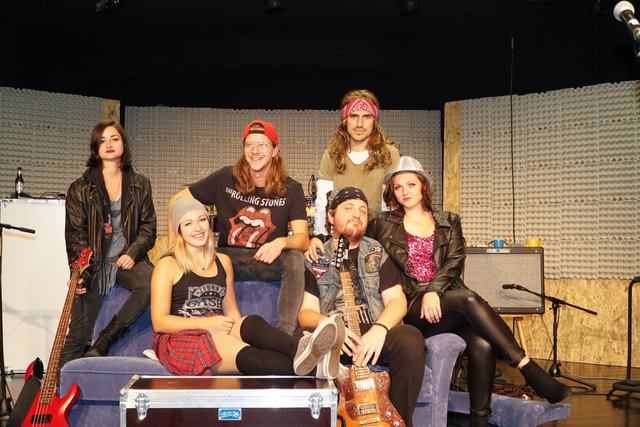 Diesen sechs jungen Darstellern kommen die Hauptrollen zu. Sie müssen schauspielern und musizieren gleichermaßen.