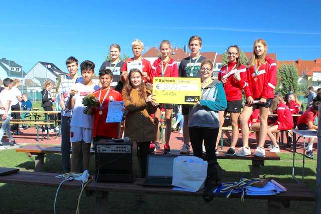 Siegerehrung und Spendenübergabe bei den ersten "Super-HAK-Olympics" in Korneuburg.
