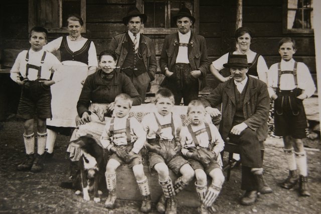 Familie Fritzenwanker in den Zwanzigerjahren; rechts Sepp Fritzenwanker.