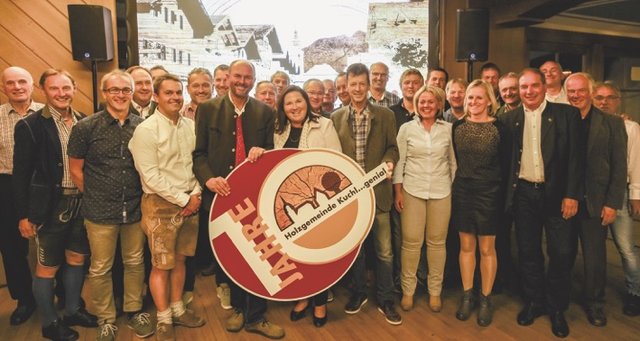 Bürgermeister Andreas Wimmer inmitten seiner stolzen Holzgemeinde. Das gehört gefeiert.
