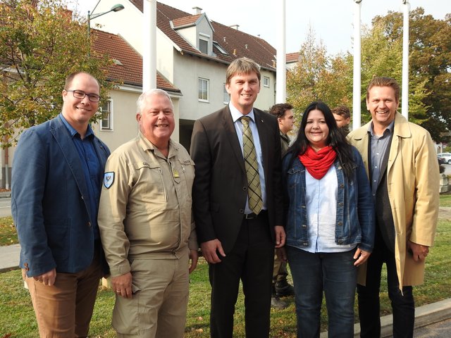 Die Bezirkshauptmannschaft Bruck an der Leitha feierte ihr 150-jähriges Jubiläum und lud zum Tag der offenen Türe.
v.l.n.r.: Bgm. Martin Almstädter (Bad Deutsch Altenburg) mit Oberstleutnant Helmut Gekle (Kaserne Götzendorf), Bgm. Jürgen Maschl (Schwadorf), Verena Slavik und LAbg. Rainer Windholz. | Foto: © bme