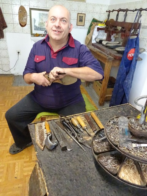 Er ist Meister seines Faches und seit 40 Jahren dem Schuhmacher-Gewerbe treu: Karl Knorr.
