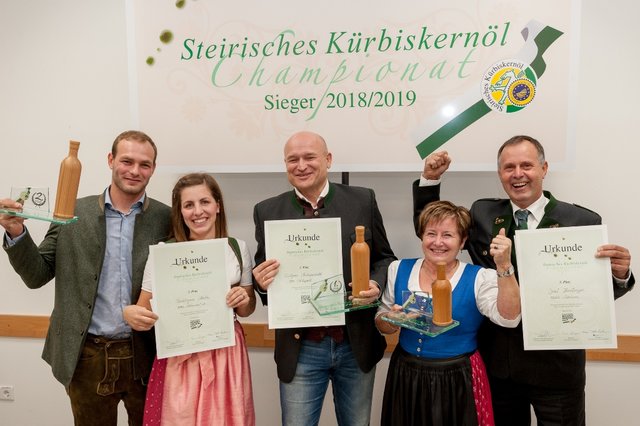 Die strahlenden Champions: Martin und Lea Pechtigam (Vizechampions, Platz 2), Wolfgang Wachmann (Champion), Elisabeth und Josef Hartinger (Vizechampions, Platz 3).