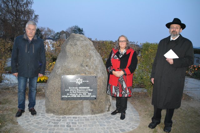 Bürgermeister Gerhard Kirchmaier, Vizebürgermeisterin Margit Weikartschläger und Kantor Alexander Lerner enthüllten den neuen Gedenkstein am Friedhof.