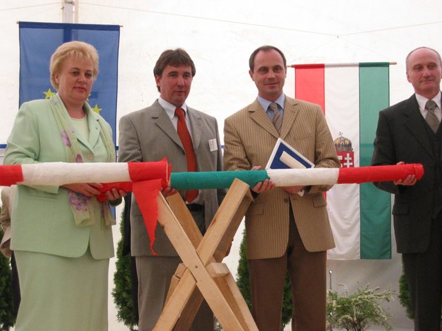 Historisches Ereignis: Der durchschnittene Grenzbalken zwischen Deutsch Schützen und Pernau 2004.