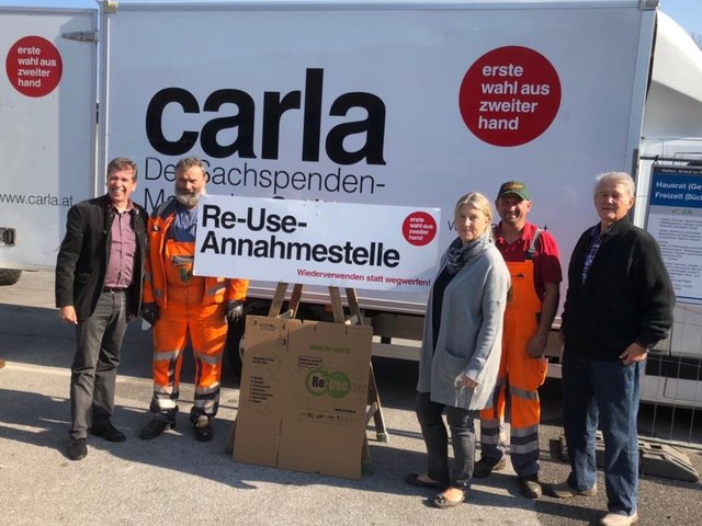Helene Ruhmer mit Bgm. Erich Gosch und Vzbgm. Herbert Stockner (beiden außen) mit ASZ-Mitarbeitern bei der CARLA-Sammelaktion