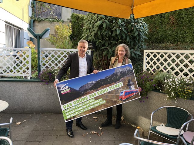 Lambert Schönleitner und Alexandra Steinwidder fordern eine steiermarkweite Jahreskarte für öffentliche Verkehrsmittel.