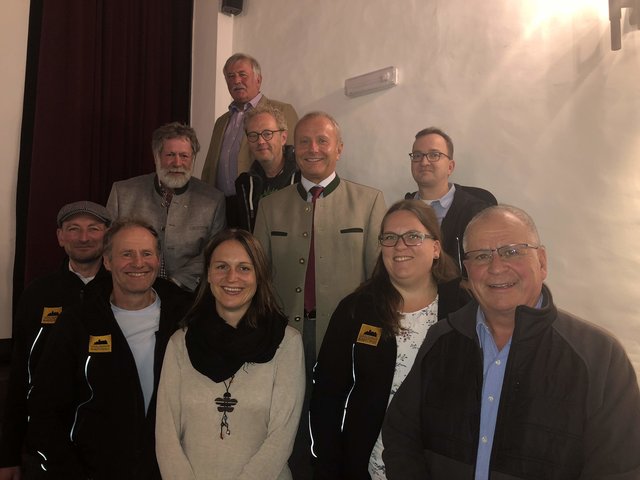 Gäste aus Cadolzburg - Schauspieler und Regisseur waren bei der Filmvorführung in Mauterndorf dabei. (Bildmitte: Bgm Herbert Eßl; im Hintergrund Initiator Sepp Gruber)