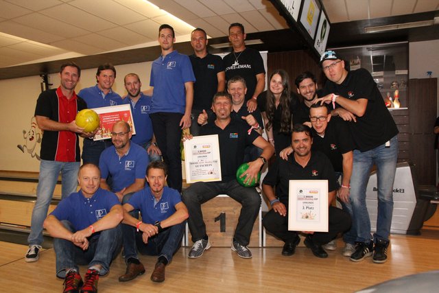 Die Sieger: Team Malerei Freundl (1. Platz mitte), Team K+P Küchen &amp; Wohndesign (2. Platz links), Team Villacher Faschingsgilde (3. Platz rechts)