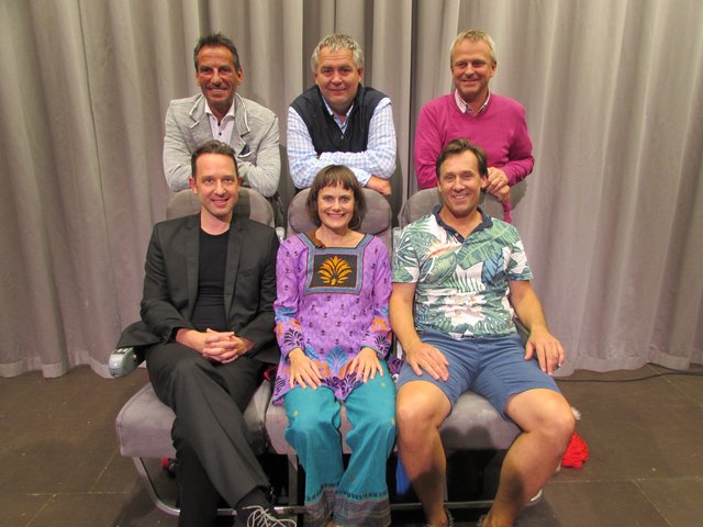Gerhard Eichhorn, Helmut Mall, Werner Flunger mit den Kabarettisten Michi Fischer, Nina Blum und Martin Oberhauser nach einer gelungenen Tirolpremiere.