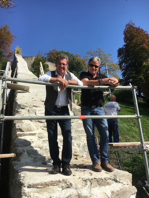 Polier Gottfried Gangel (r., Firma Granit) mit Bürgermeister Peter Koch auf der Schlossbergmauer.