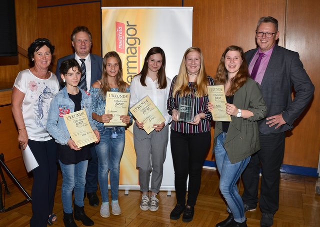 Siegerin Alexandra Kreuzer im Kreise ihrer Kolleginnen Helene Bidaut, Eva Lommel, Lena Wittmann und Helene Autischer sowie Veranstalterin Irmgard Janschitz und den beiden Hermagorer Vizebürgermeistern Leopold Astner und Christian Potocnik.