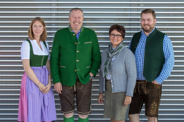 Riegler Metallbau feierte sein 35-jähriges Bestehen. Der oberösterreichische Familienbetrieb ist international erfolgreich. Von links: Bettina Riegler (Marketing, Prokuristin), Firmenchef Eduard Riegler, Gattin Karin Riegler (Finanzwesen) und ab Dezember 2018 ist auch Sohn Lukas Riegler im Unternehmen tätig.
