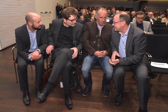 Die Landtagsabgeordneten Severin Mayr, Gottfried Hirz, Hans Karl Schaller und Josef Rathgeb im Gespräch über 100 Jahre OÖ (v. l.).